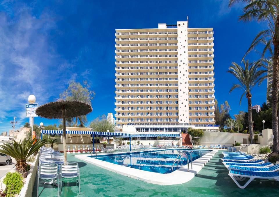 Reclama que li tornin els diners perquè a l'hotel de Benidorm hi havia massa espanyols