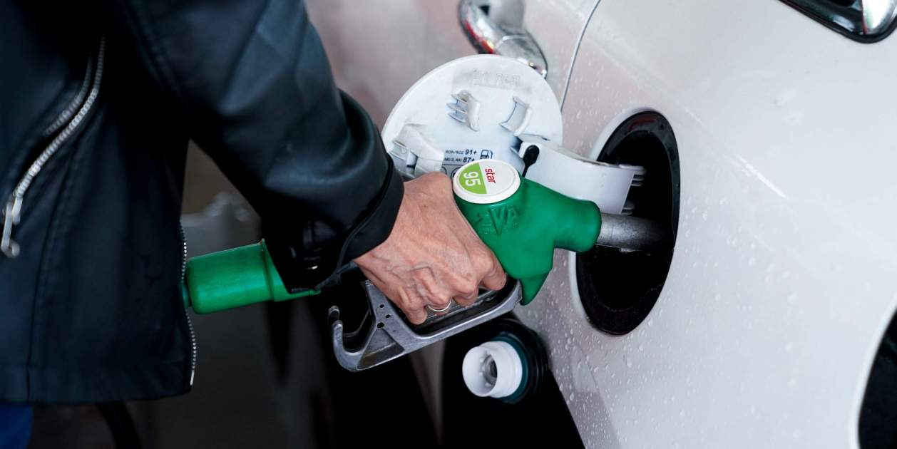 EuropaPress 3786987 mujer pone gasolina vehiculo gasolinera 17 junio madrid espana coste medio