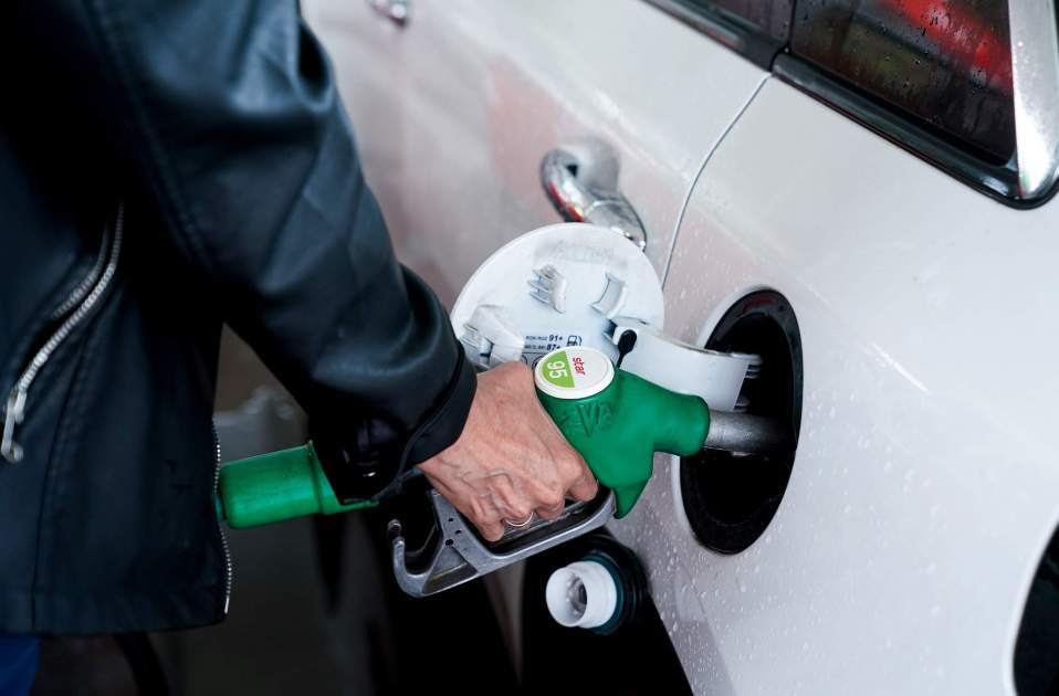 EuropaPress 3786987 mujer pone gasolina vehiculo gasolinera 17 junio madrid espana coste medio
