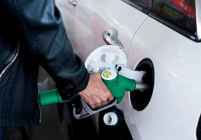 EuropaPress 3786987 dona posa benzina vehicle benzinera 17 juny Madrid Espanya cost mitjà