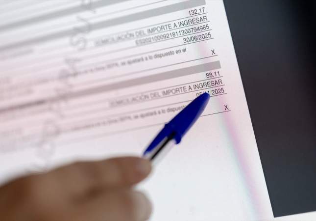 EuropaPress 6622139 persona cumplimenta declaracion renta abril 2024 madrid espana