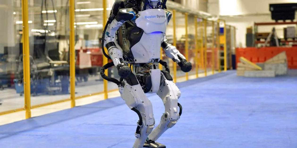 El robot humanoide Atlas vuelve a conquistar las redes con su habilidad ...