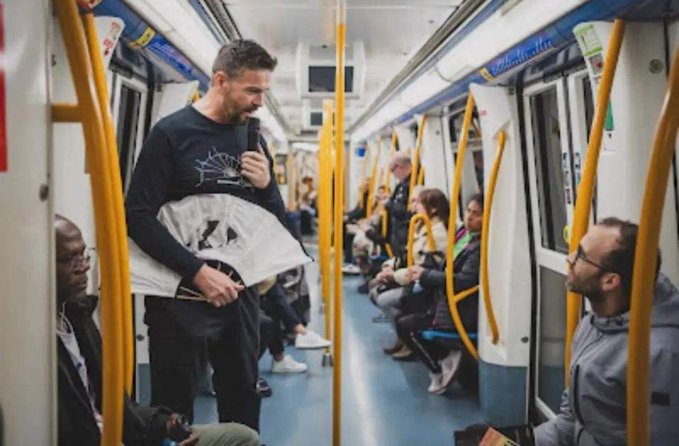 Luis Font canta en el metro tw Luis Font canta en el metro tw