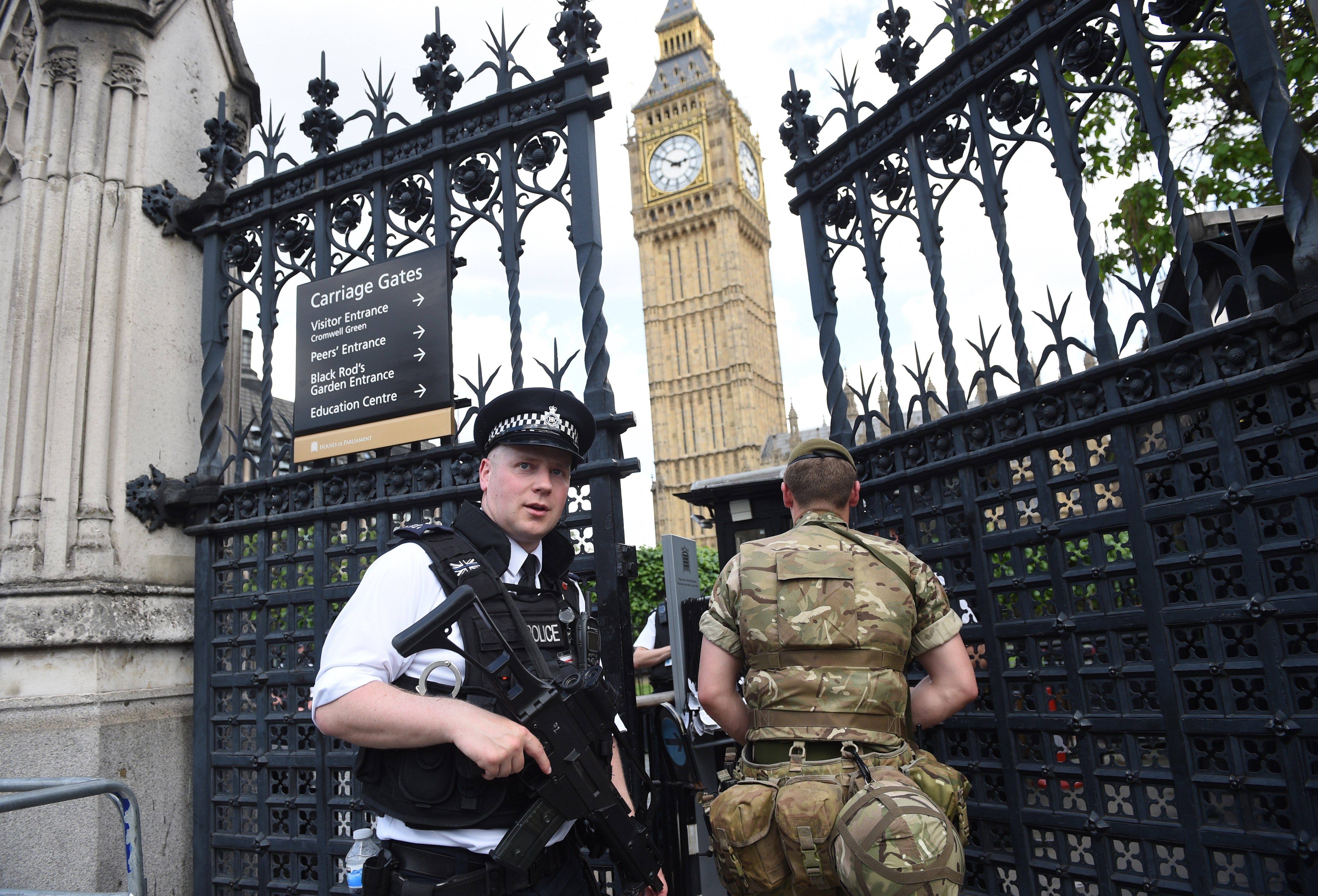 La policia veu indicis de "terrorisme" en l'estavellament d'un cotxe al Parlament britànic
