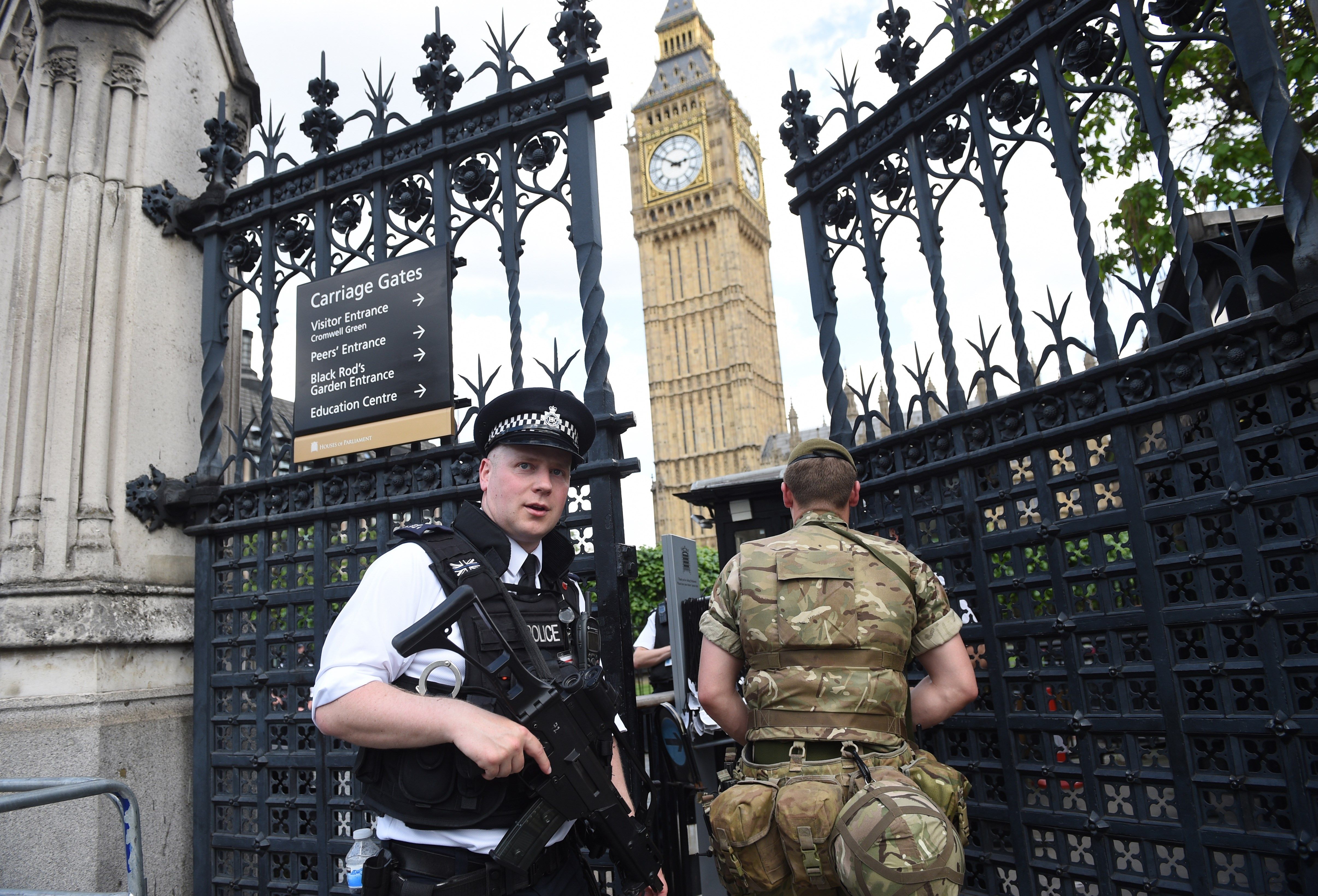 La policía ve indicios de "terrorismo" en el choque de un coche en el Parlamento británico