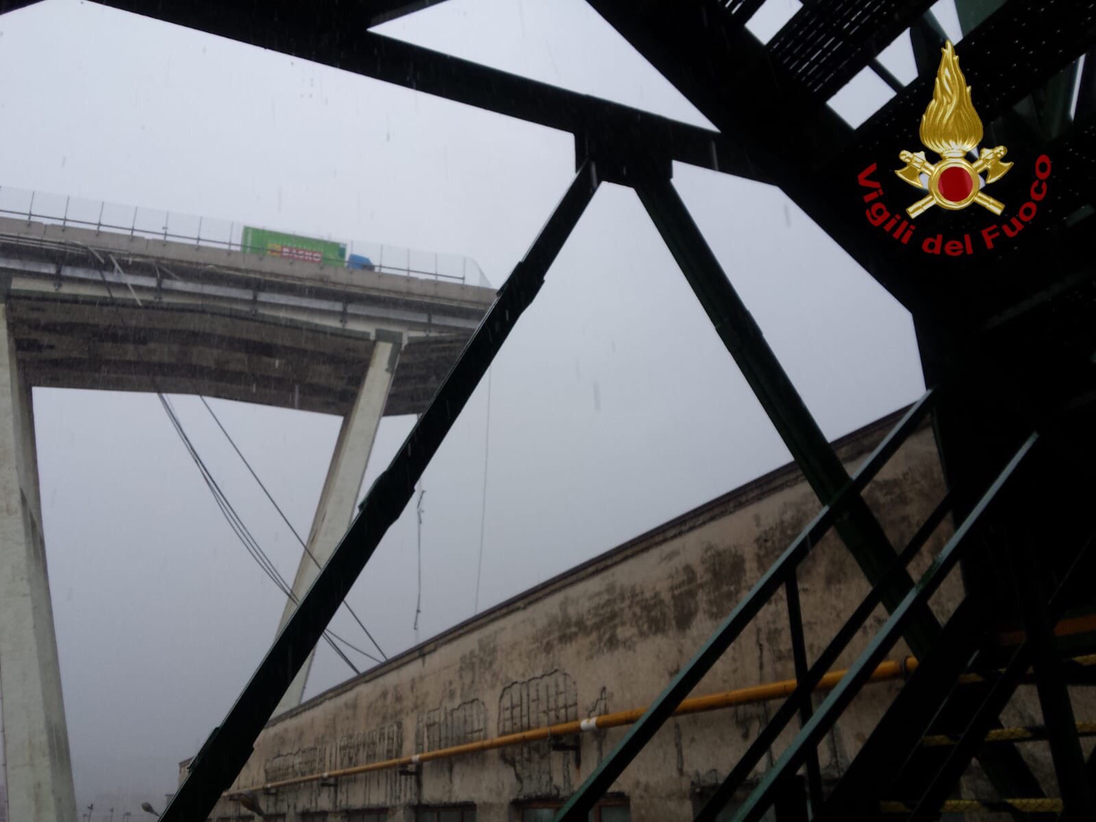 VÍDEO: Imatges aèries de l'enfonsament del Pont Morandi