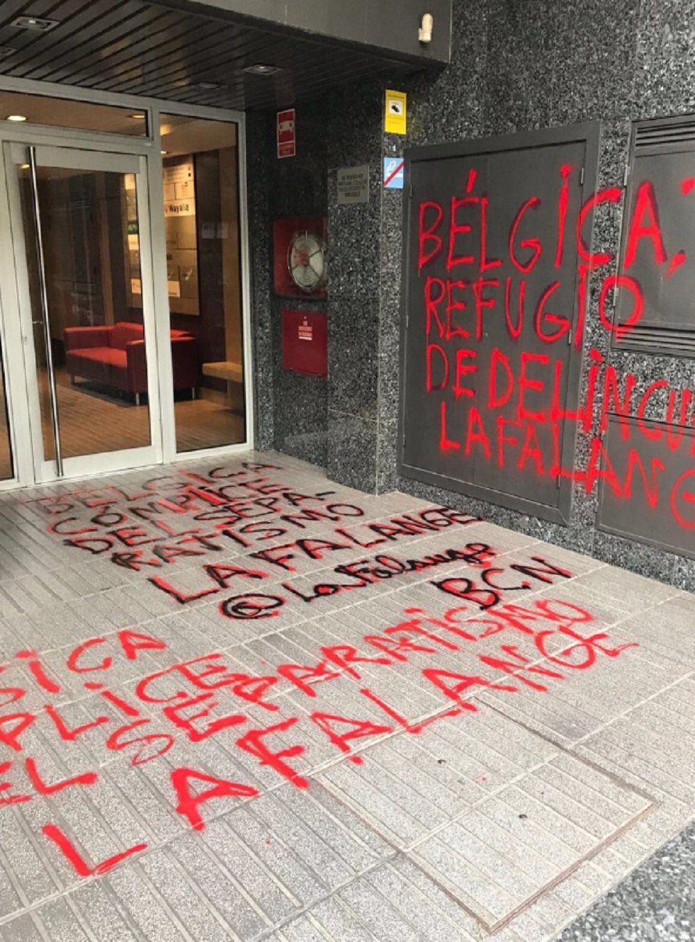 Aparecen pintadas fascistas en el Consulado belga en Barcelona