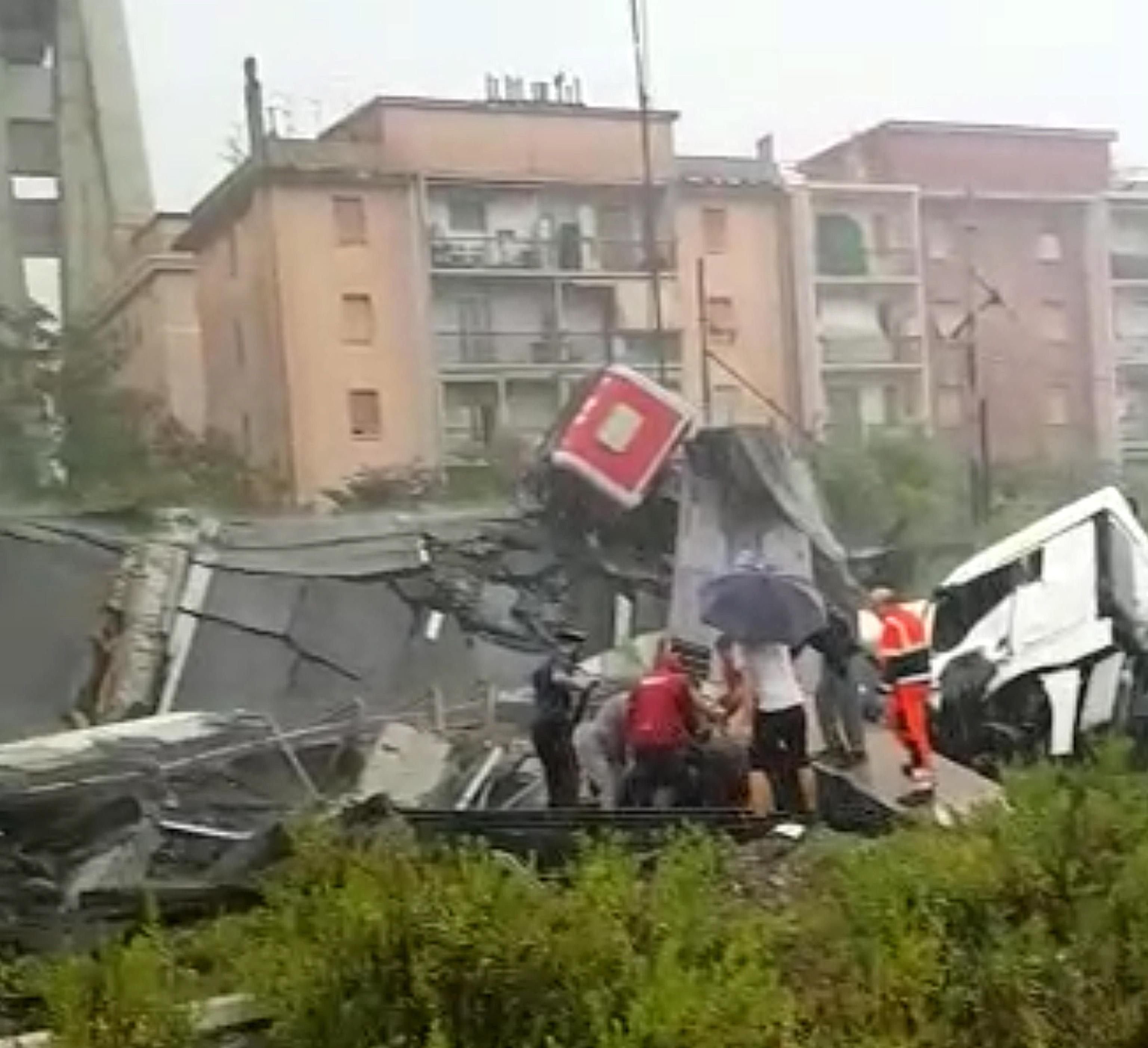 VÍDEOS: L'enfonsament del Pont Morandi de Gènova, Itàlia