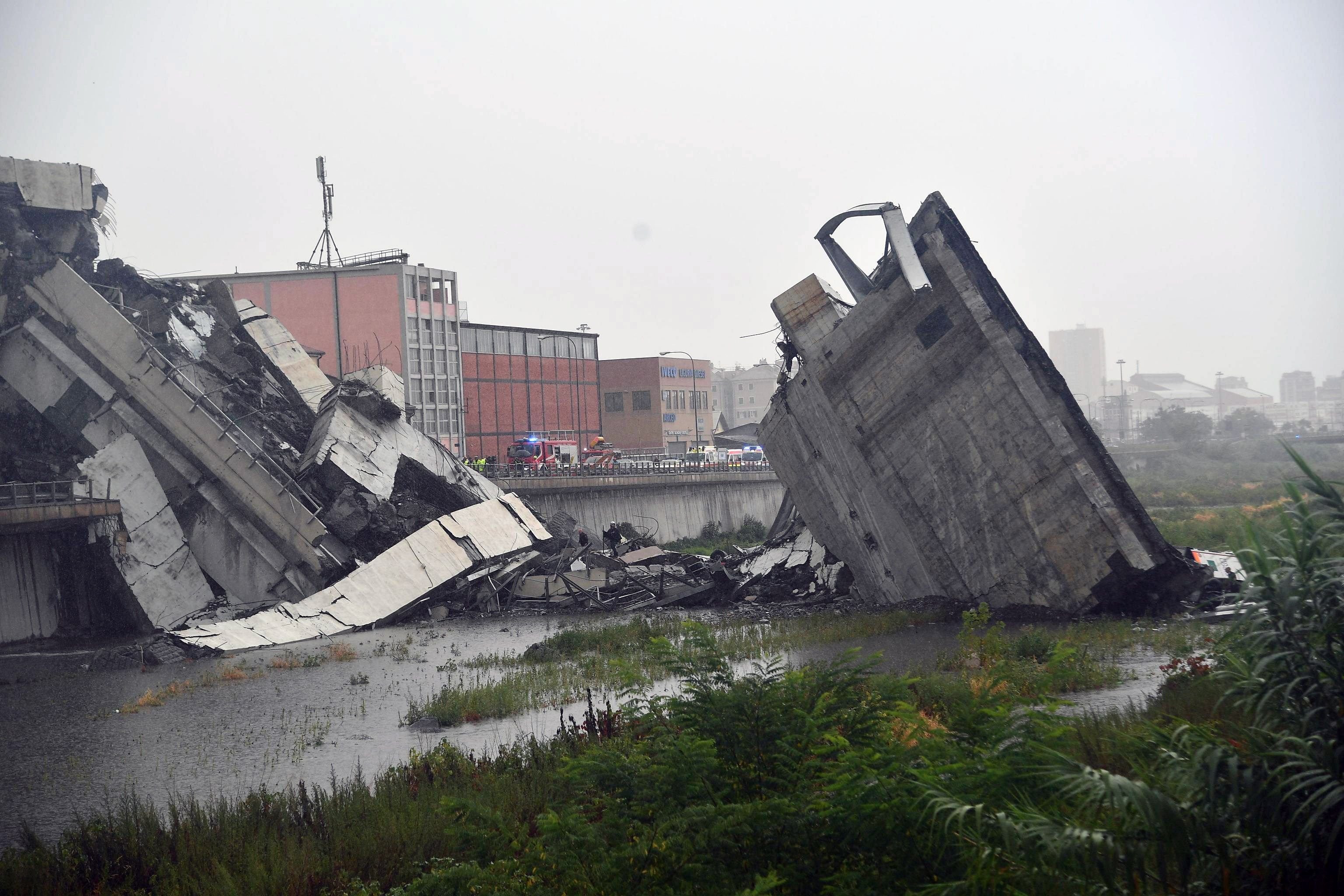 Al menos 39 muertos por el hundimiento del puente de Génova