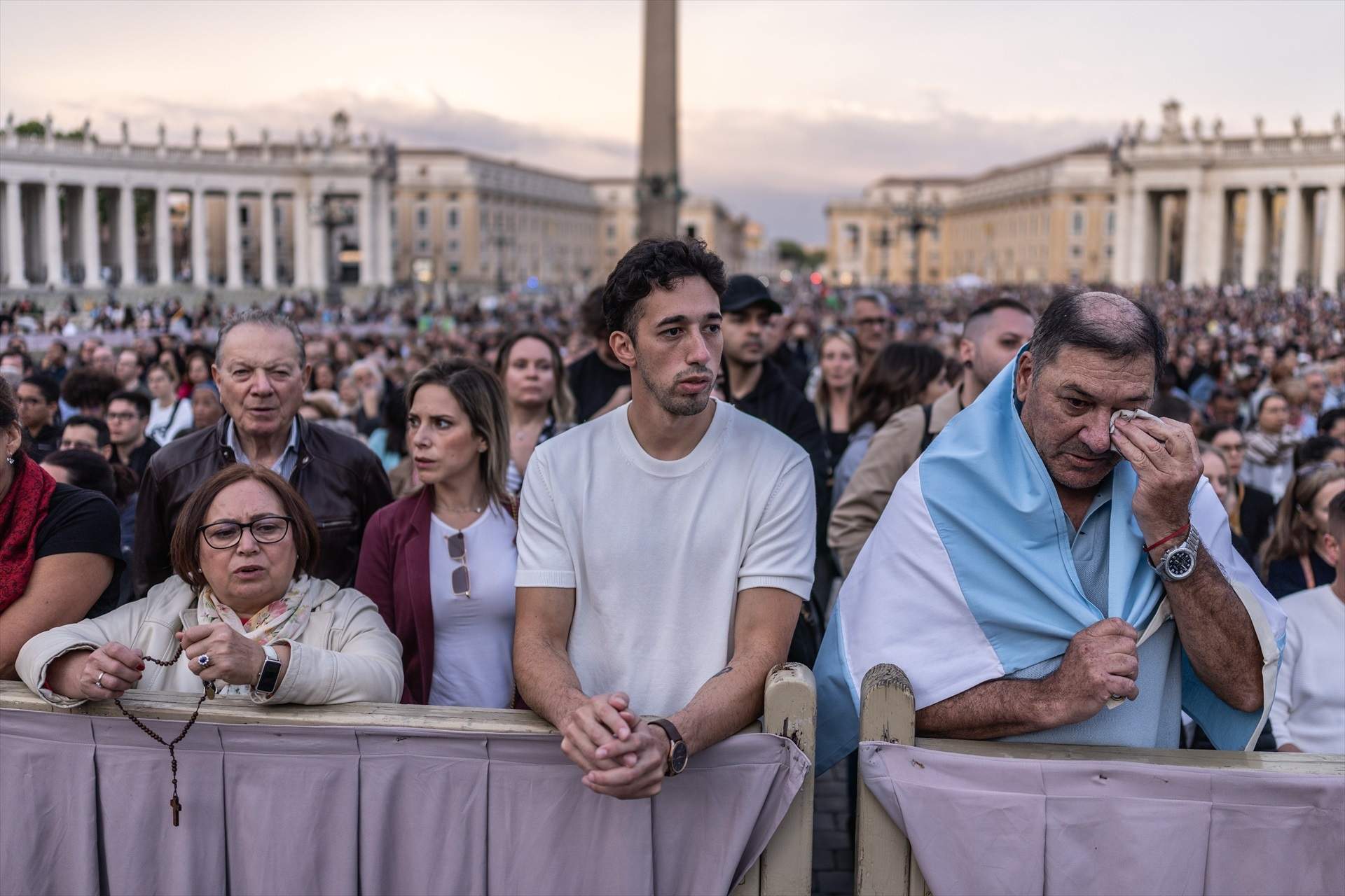 EuropaPress 6664591 21 april 2025 vatican vatican city mourners attend rosary prayer for late (1) EuropaPress 6664591 21 april 2025 vatican vatican city mourners attend rosary prayer for late (1)