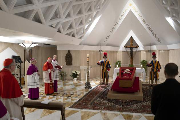 fèretre papa francesc efe (2) fèretre papa francesc efe (2)