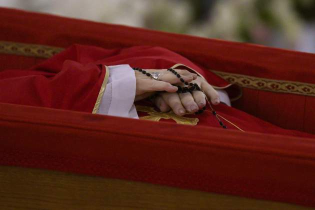 fèretre papa francesc efe (4) fèretre papa francesc efe (4)