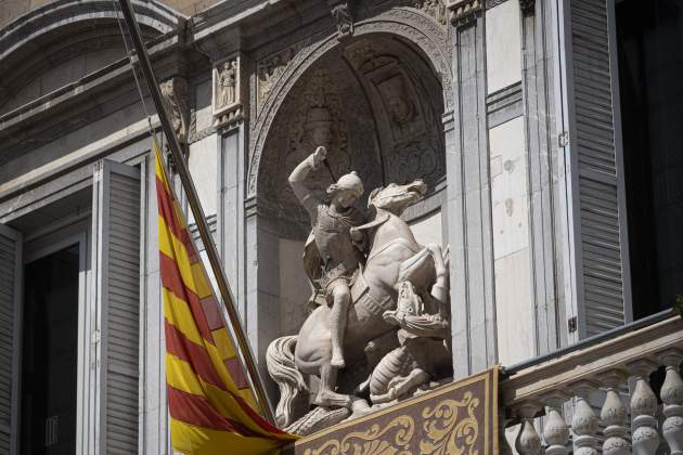 Estatua Sant Jordi en la plaza Sant Jaume / Foto: Irene Vilà Capafons Estatua Sant Jordi en la plaza Sant Jaume / Foto: Irene Vilà Capafons