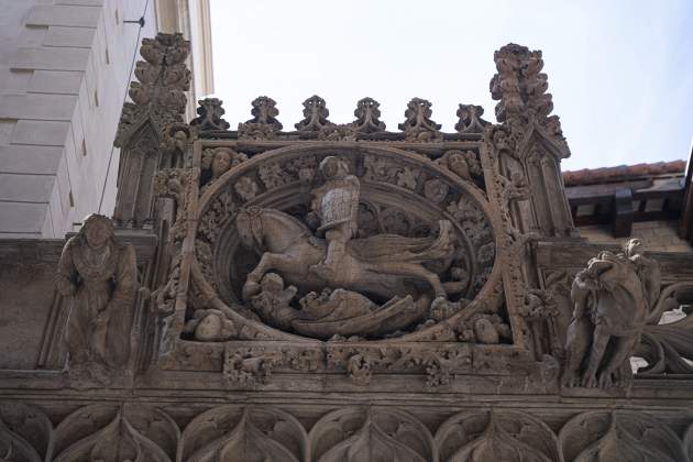 Estatua Sant Jordi en la calle Bisbe / Foto: Irene Vilà Capafons Estatua Sant Jordi en la calle Bisbe / Foto: Irene Vilà Capafons