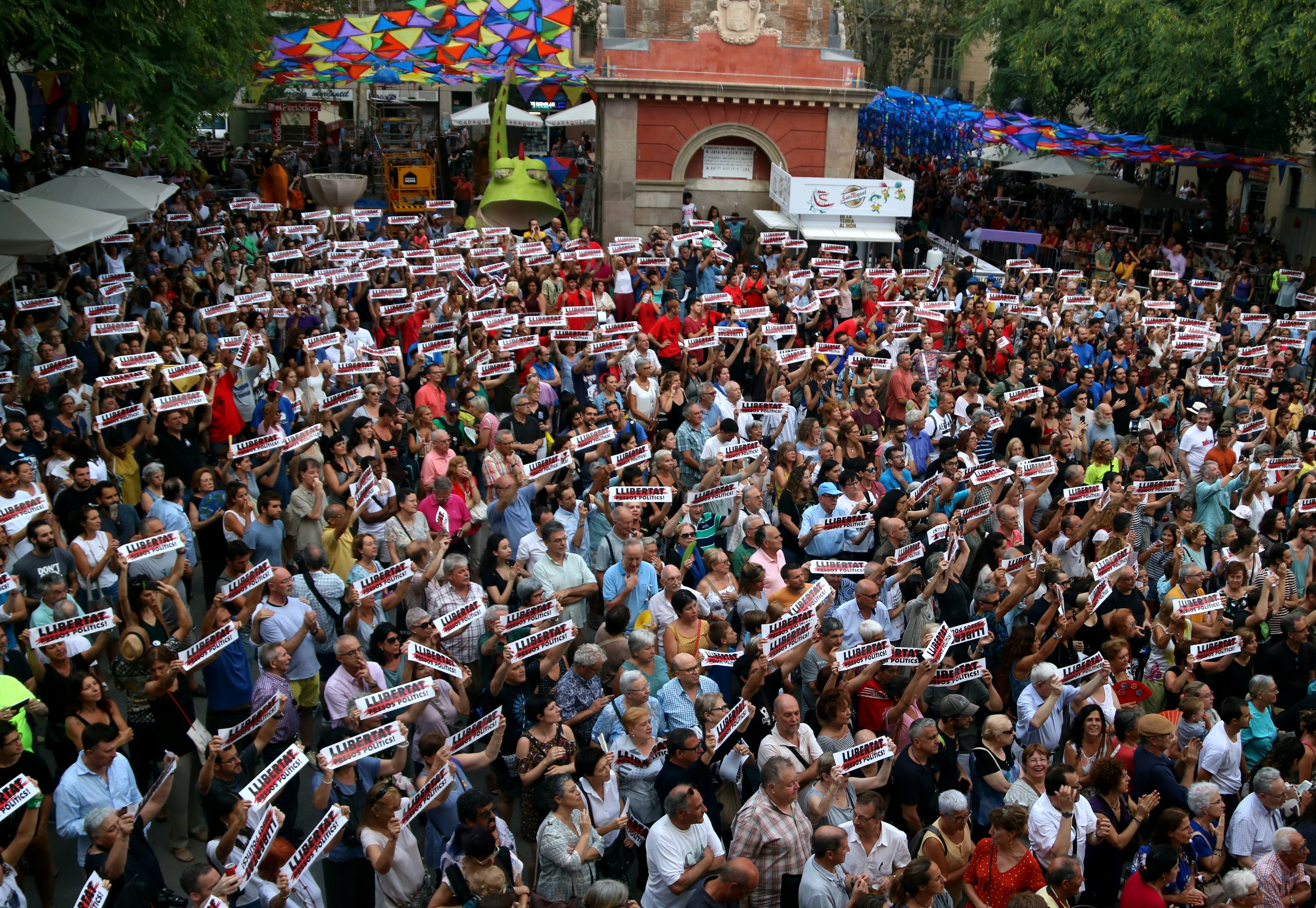 Las fiestas de Gràcia arrancan con un recuerdo para los presos y exiliados