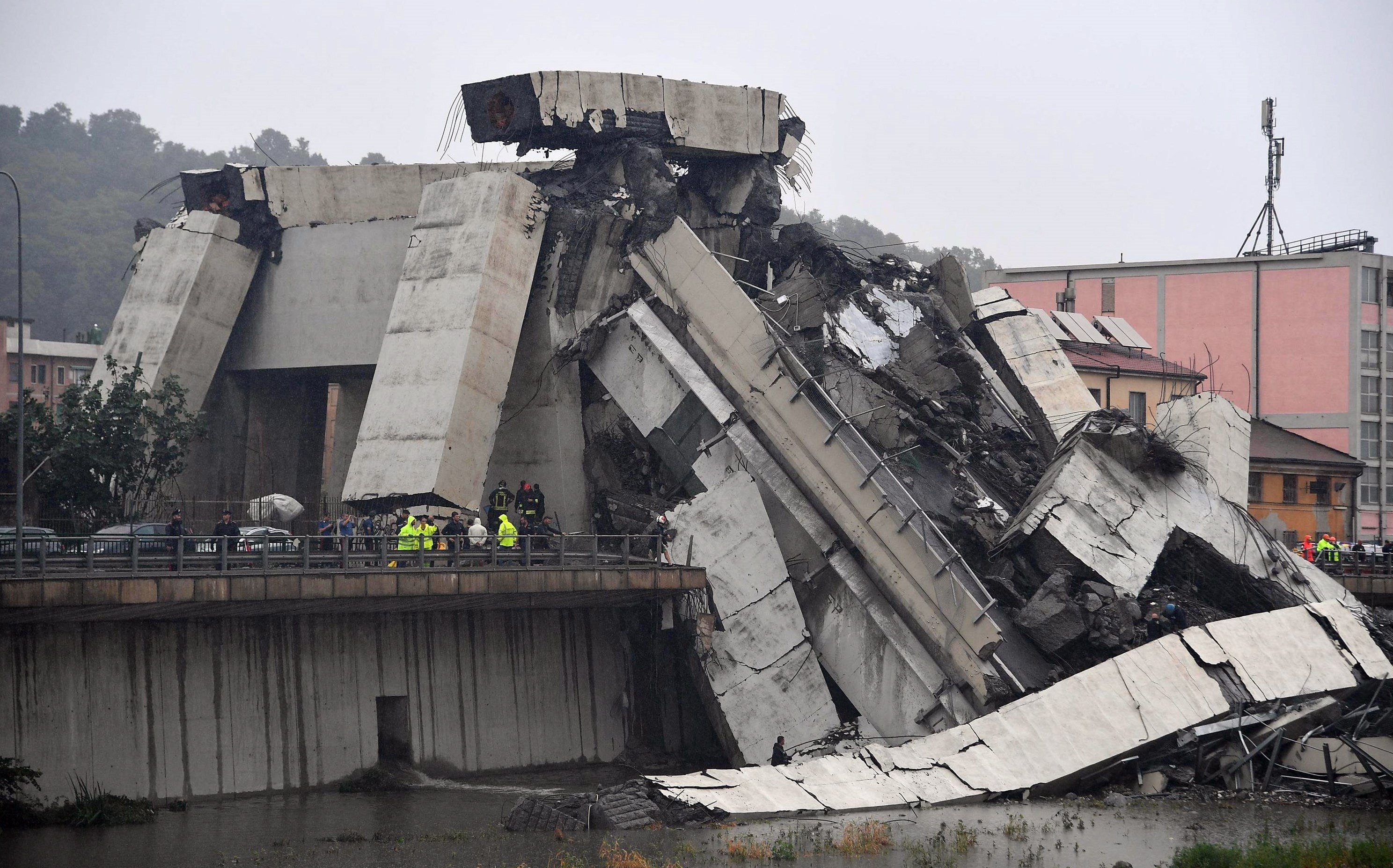 El hundimiento del puente Morandi provoca una tormenta política en Italia