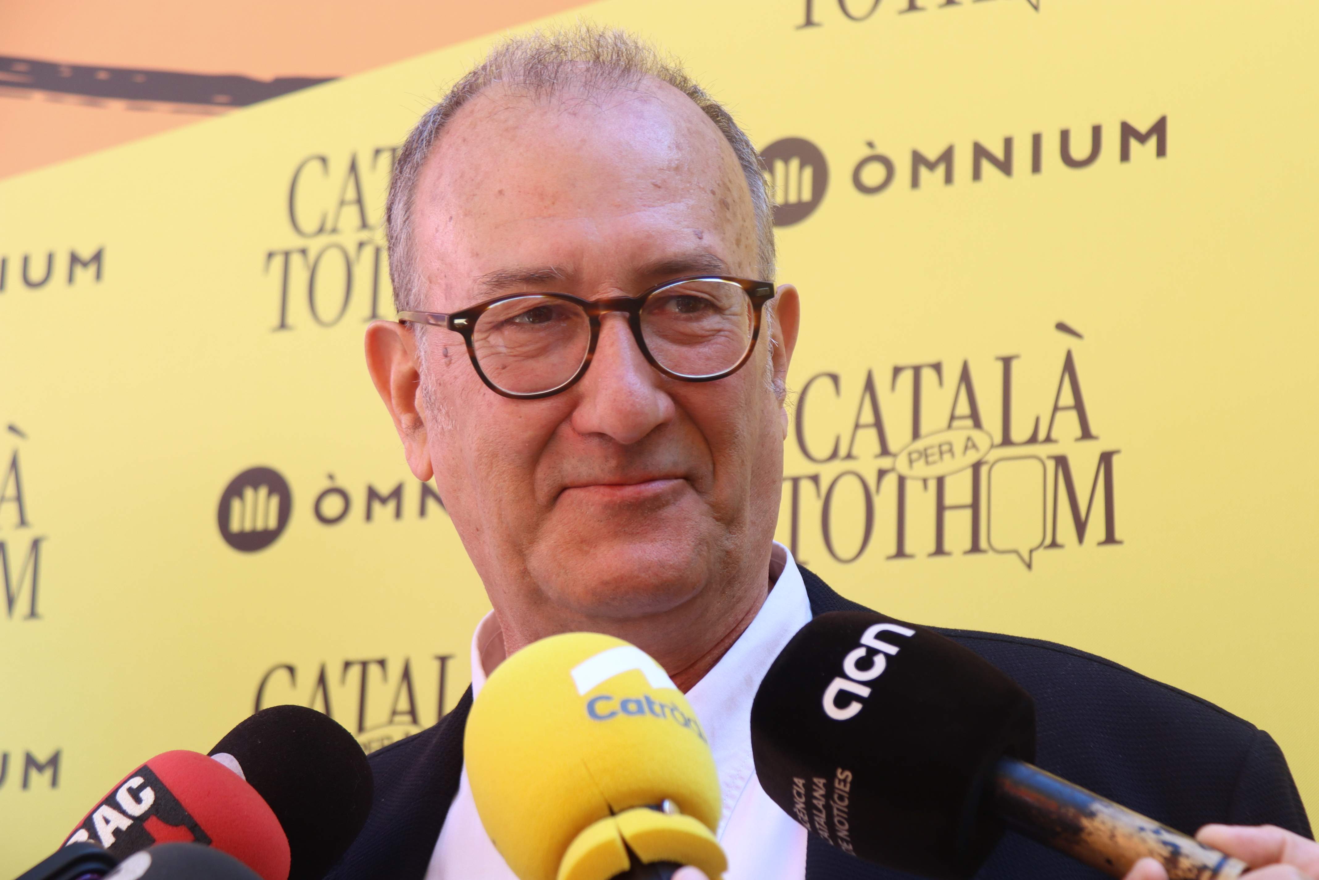 Òmnium hace del catalán su bandera por Sant Jordi: exige a las administraciones garantizar los derechos