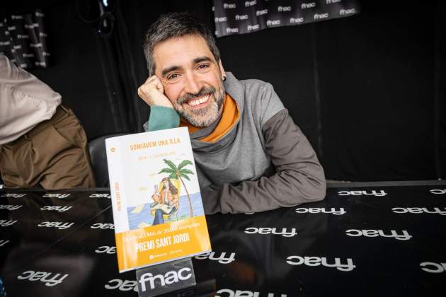san jordi 2025 colas firmas autores libros Roc Casagran foto carlos baglietto