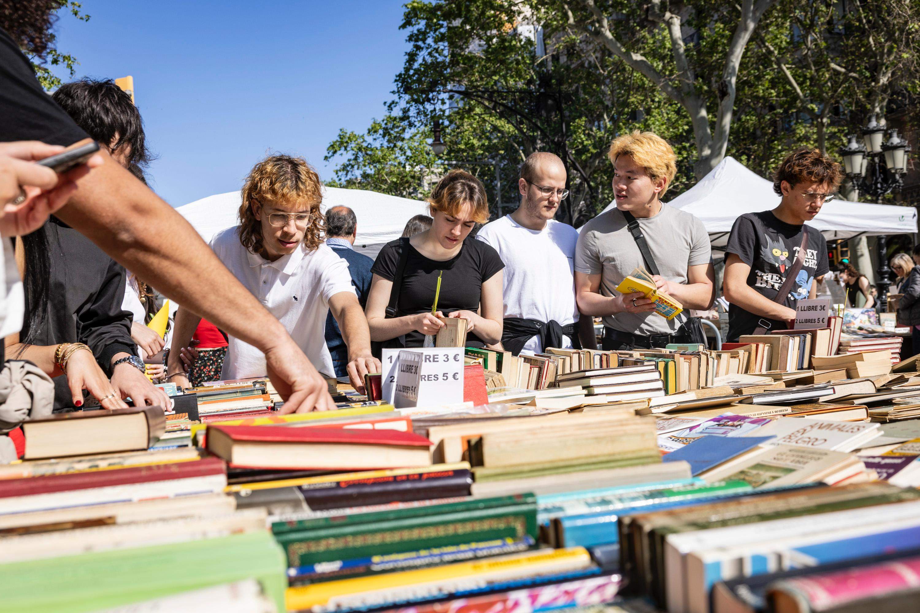 Impulso a la oferta de ensayo y no ficción en catalán: más de 350 títulos traducidos en dos años