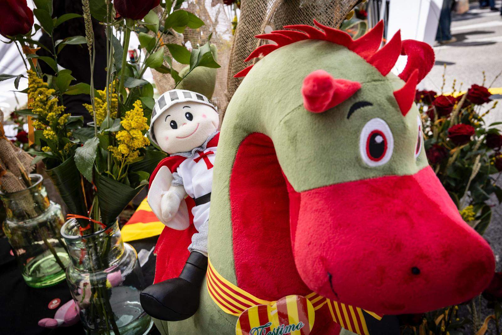 Sant Jordi en obres: les parades de la Rambla es traslladen a Portal de l’Àngel i la catedral