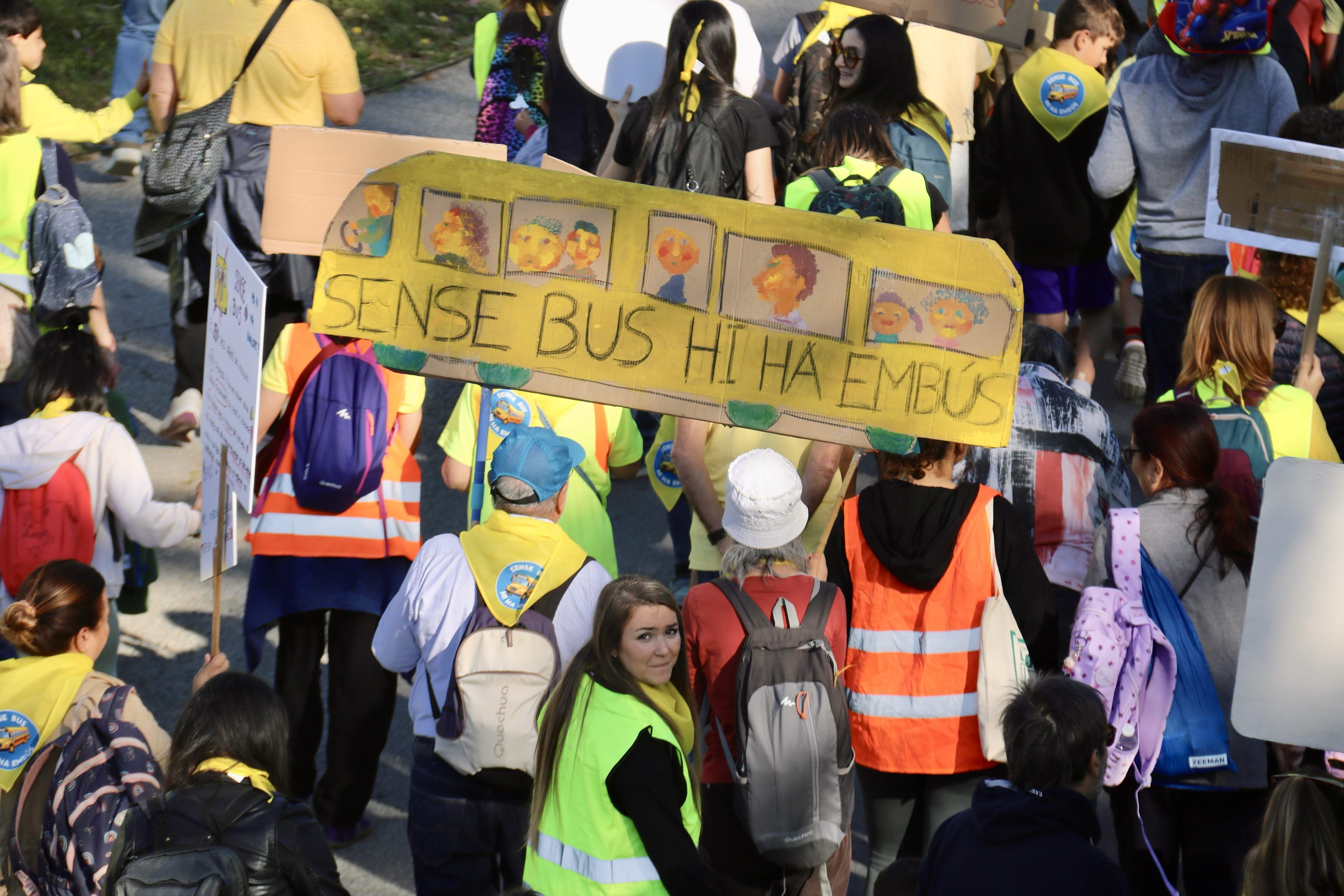 200 persones bloquegen el trànsit a la UAB per denunciar la retirada del bus de l'escola Bellaterra