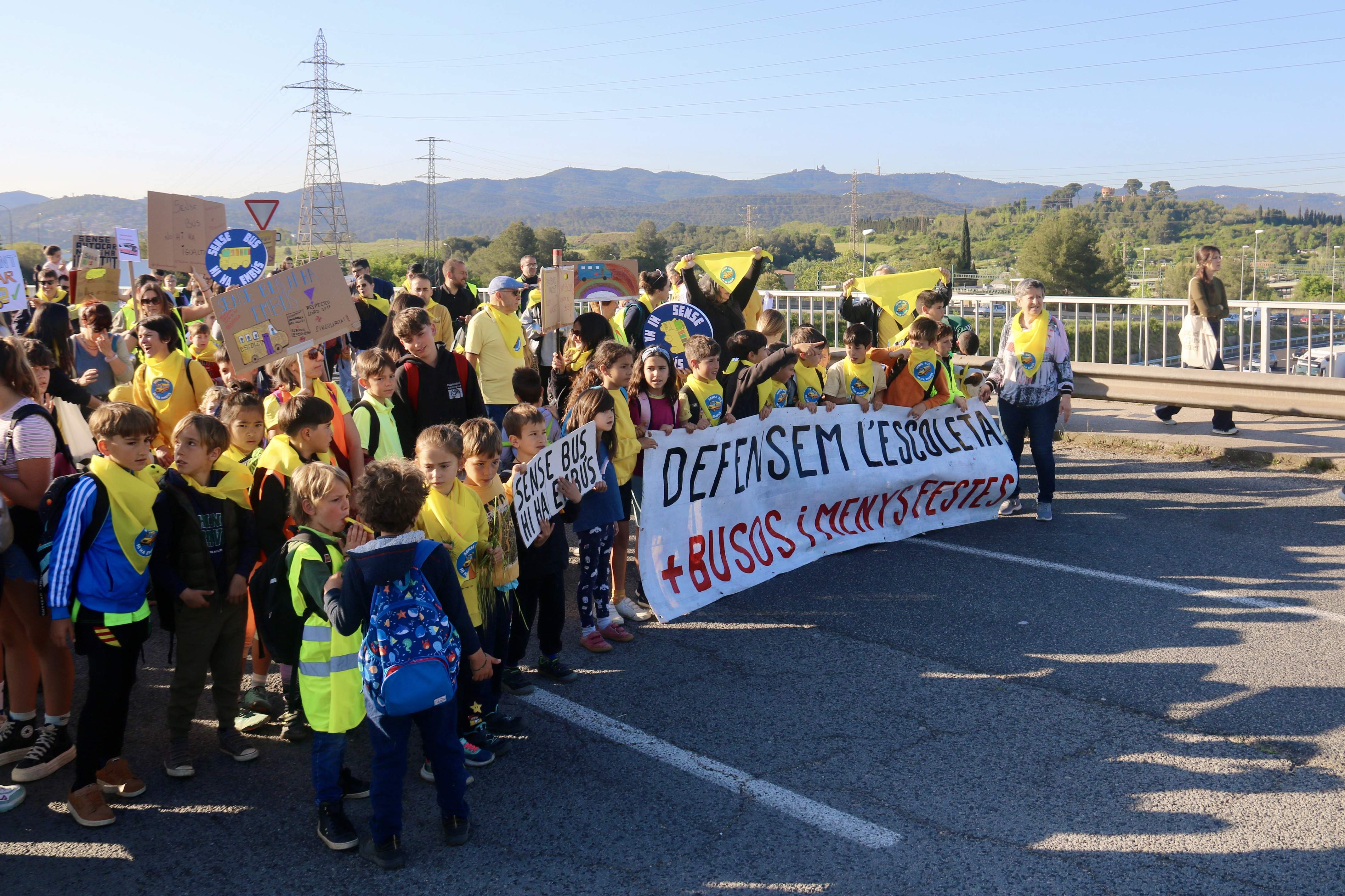 Manifestació per la retirada de l'autobus de l'escola de Bellaterra (2) Manifestació per la retirada de l'autobus de l'escola de Bellaterra (2)