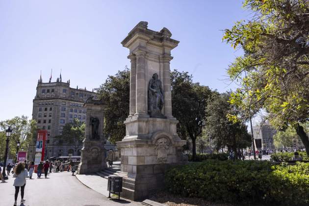 Estatua plaça catalunya moreneta / Foto: Carlos Baglietto