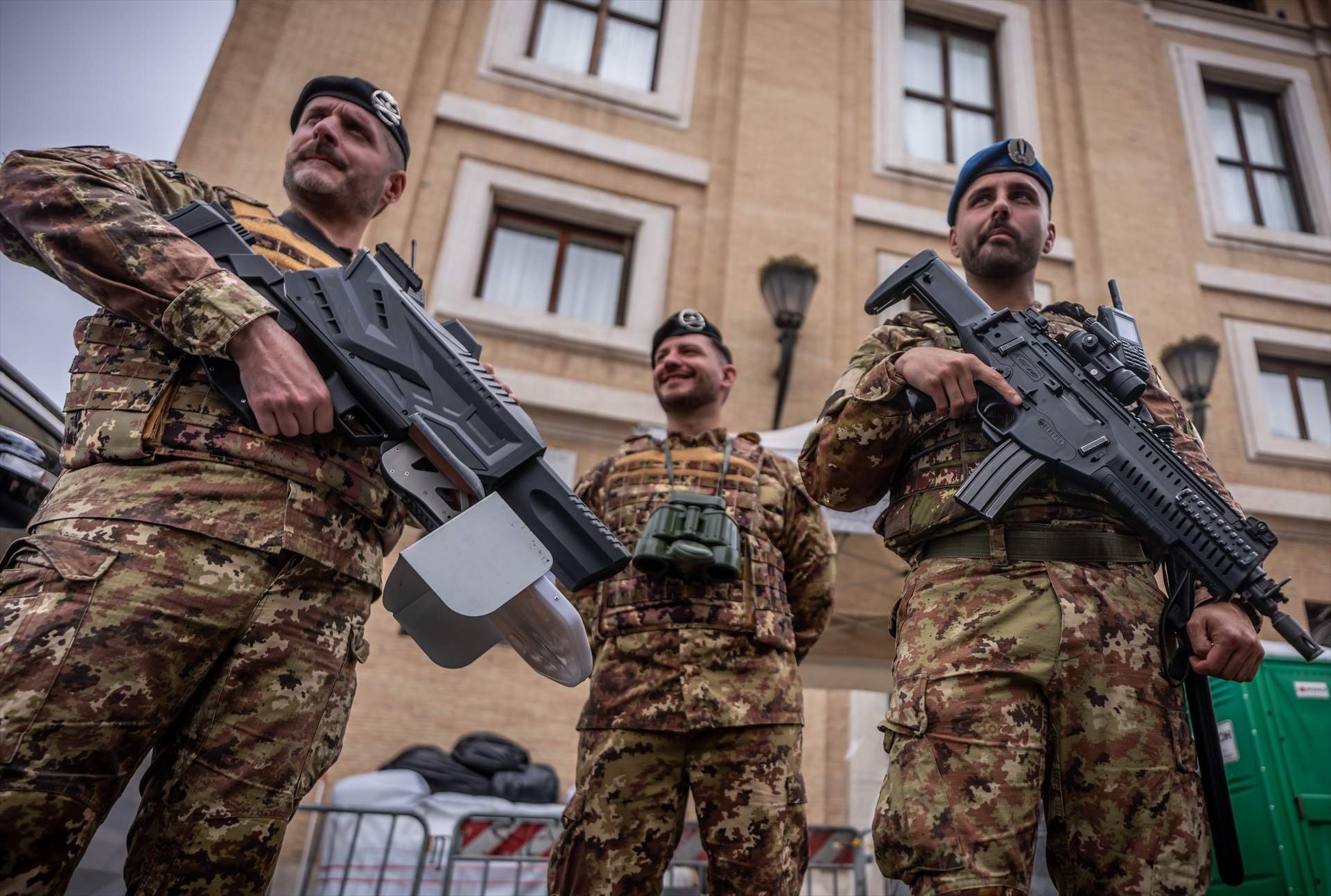 EuropaPress 6671601 24 april 2025 vatican vatican city soldiers stand with drone defence weapon EuropaPress 6671601 24 april 2025 vatican vatican city soldiers stand with drone defence weapon