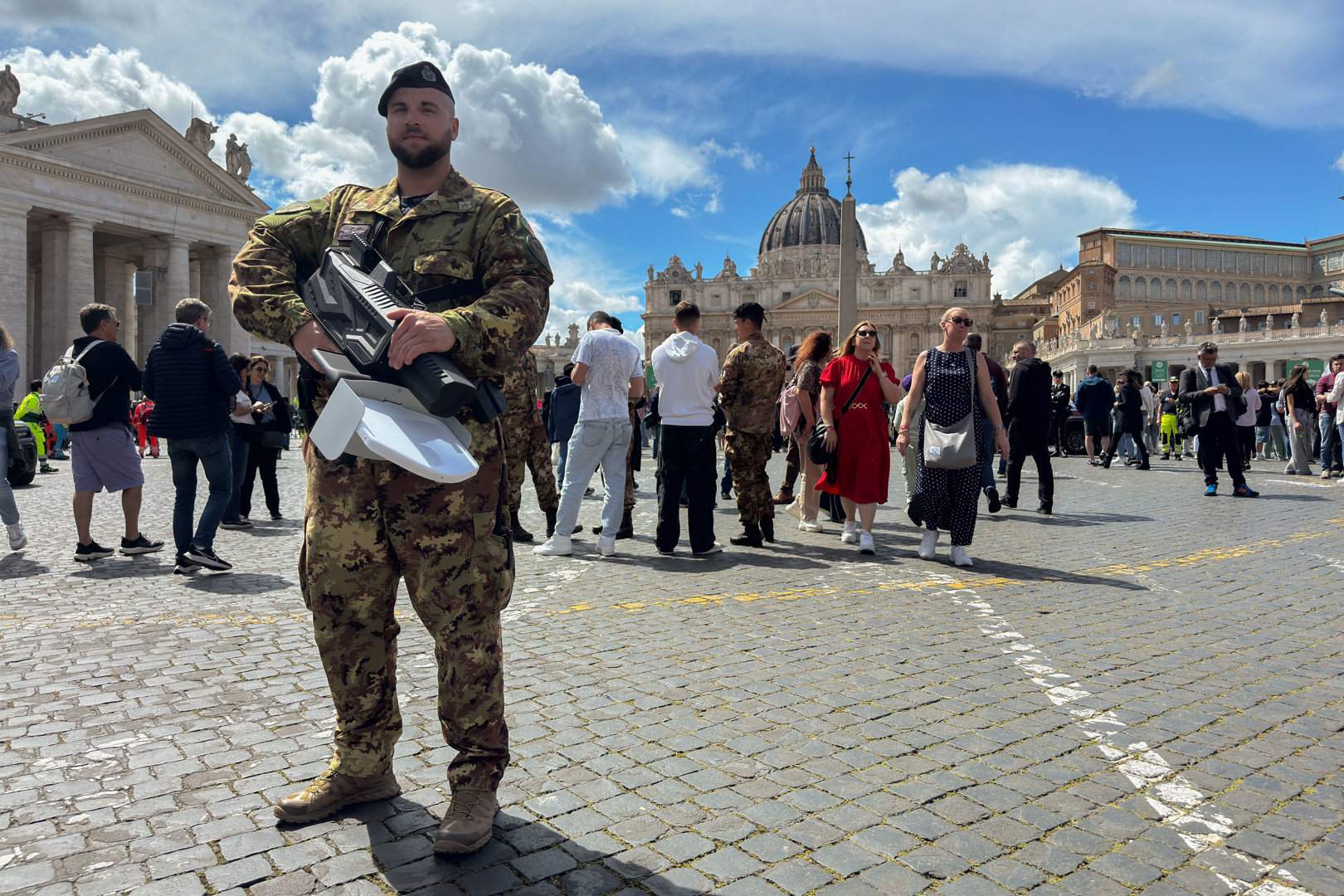 Un soldat italià amb un sistema antidrons (EFE) Un soldat italià amb un sistema antidrons (EFE)