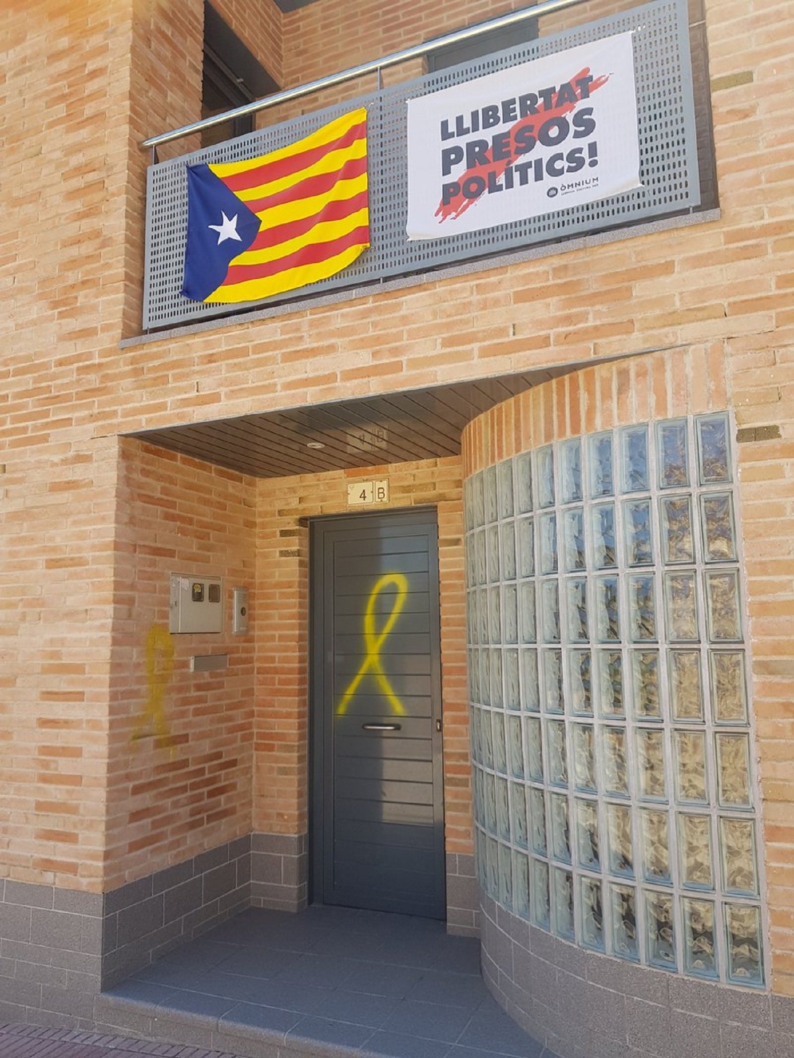 Los Mossos investigan una veintena de pintadas de lazos amarillos en vehículos y edificios