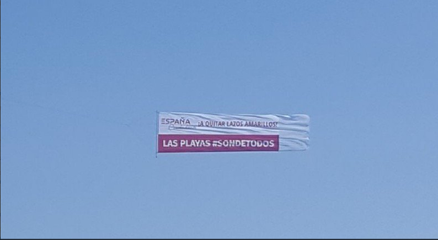 Una avioneta estorba a los bañistas con un mensaje españolista