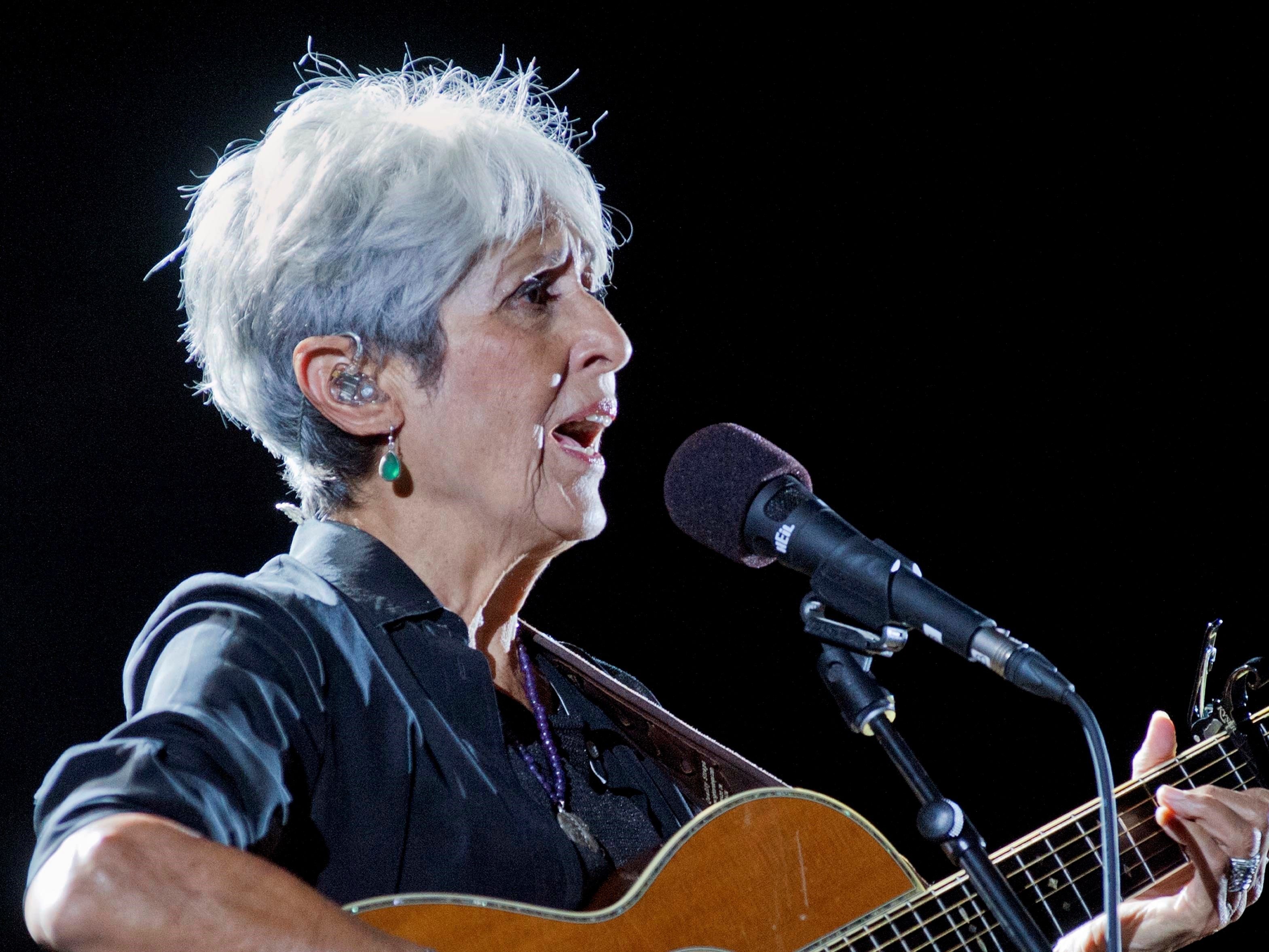 Joan Baez dedica 'Més lluny' de Llach "als presos polítics"