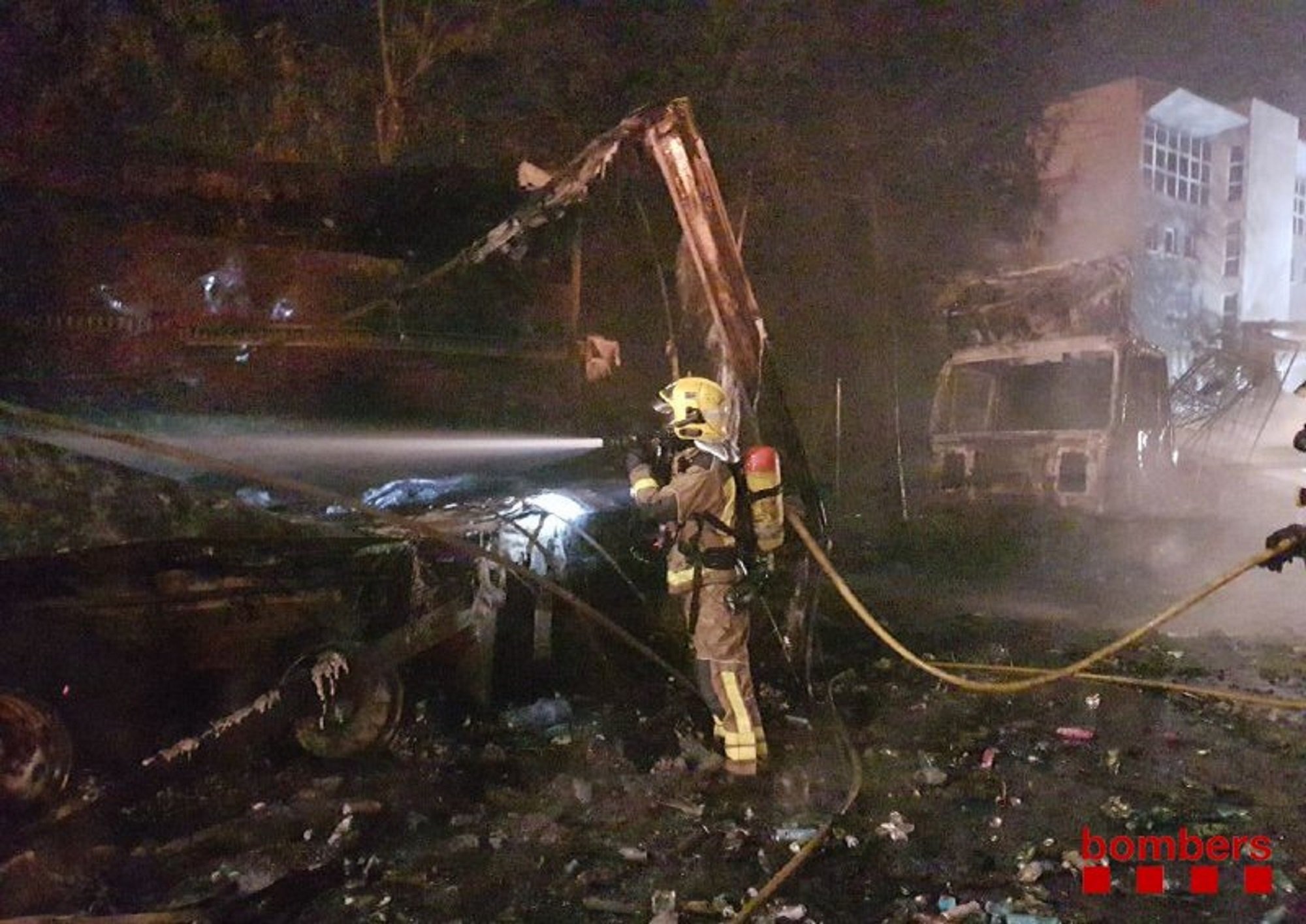 Un incendi calcina tres camions i dos cotxes al Prat de Llobregat