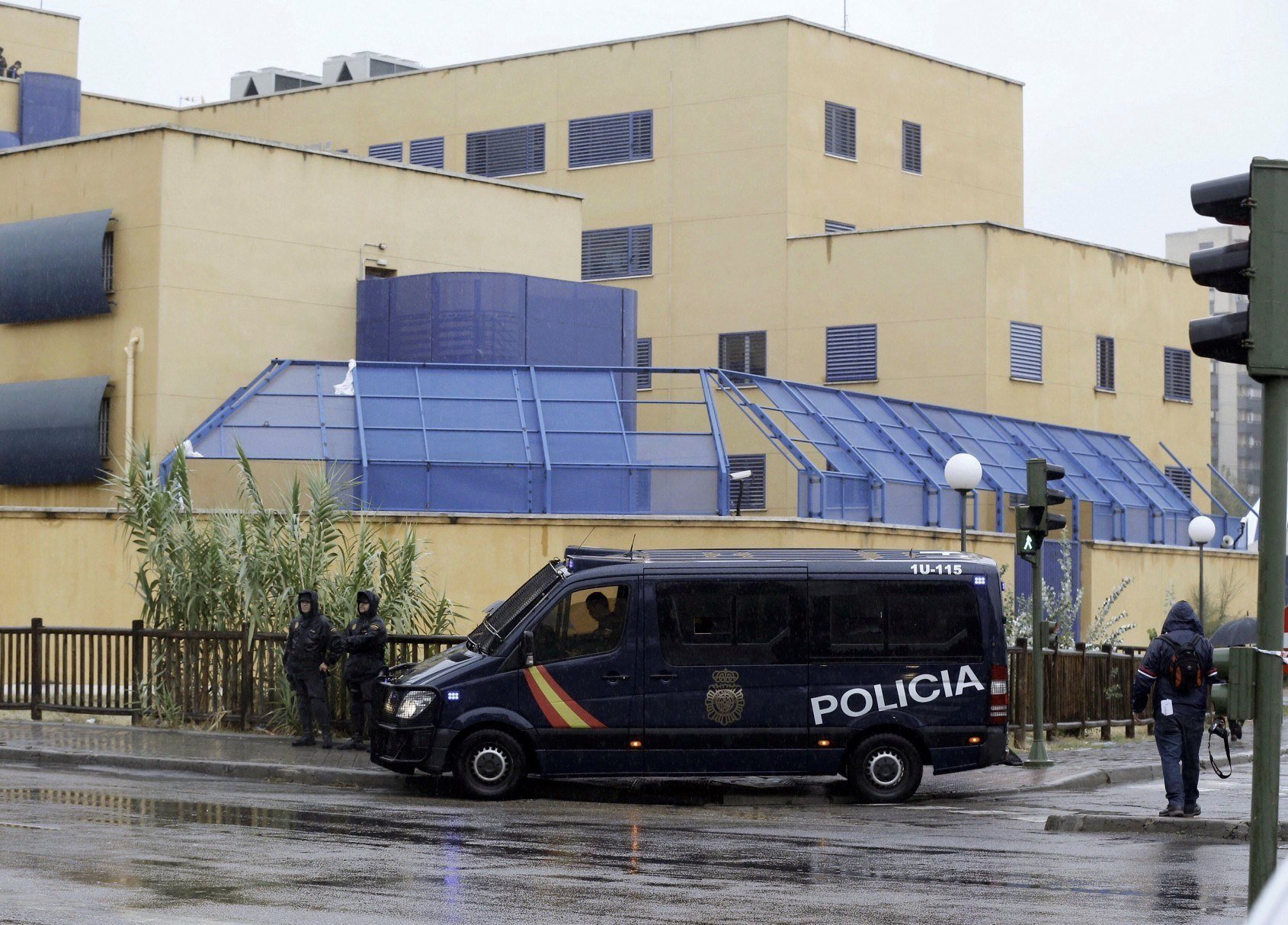 Detenidos 5 de los 16 inmigrantes fugados del CIE de Madrid