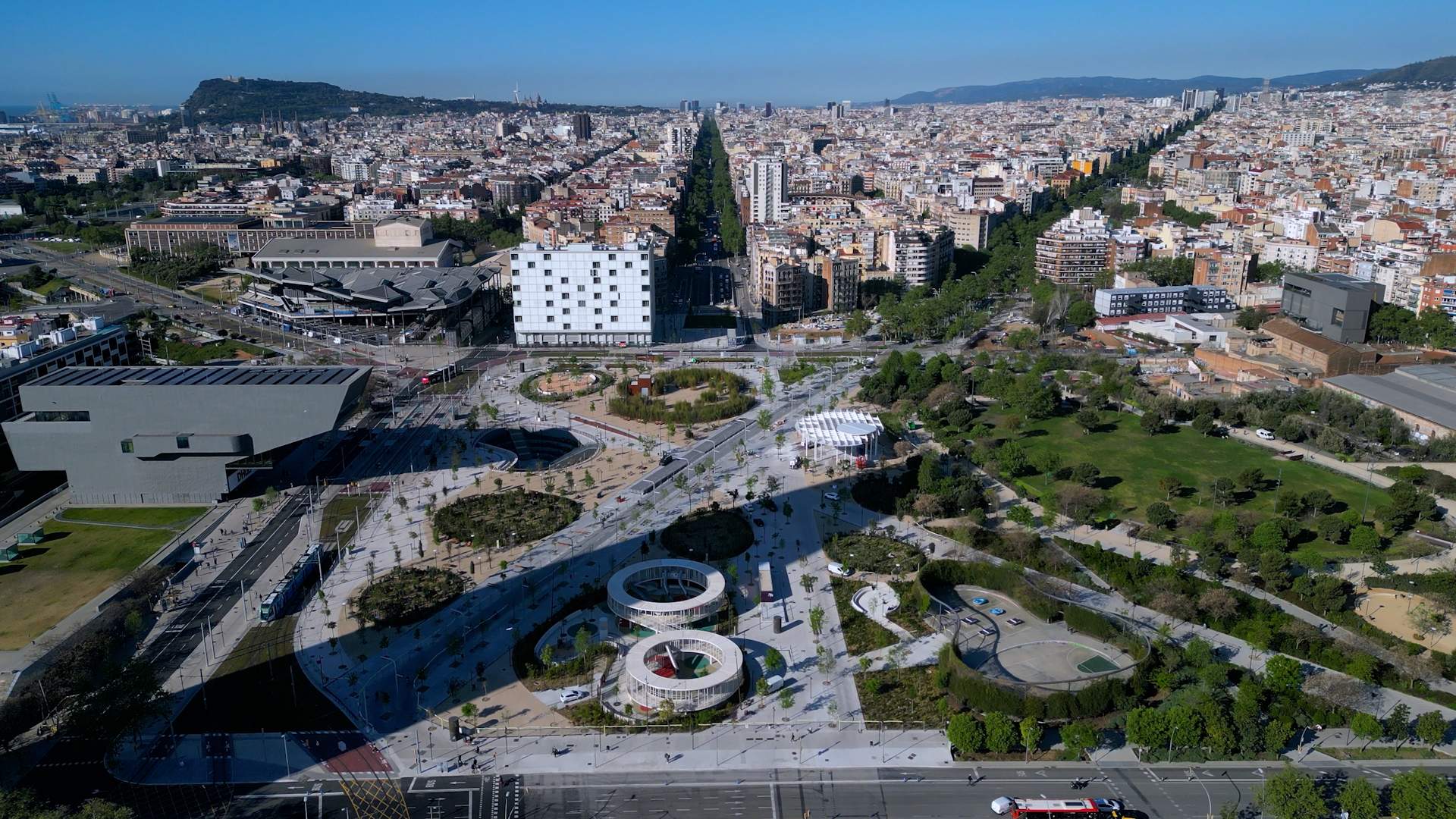 Collboni inaugura el parque de les Glòries y se compromete a construir vivienda protegida y equipamientos