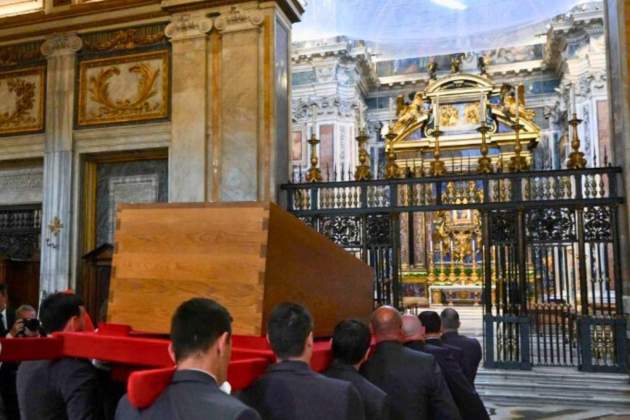 El fèretre del papa Francesc, a la seva arribada a la basílica de Santa Maria la Major / FOTO: Vaticans News)