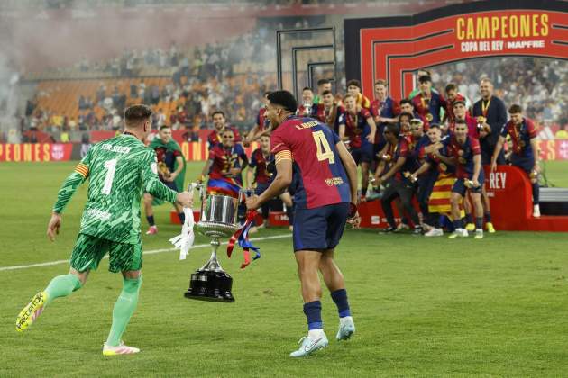 Ter Stegen Araujo celebración Copa del Rey / Foto: EFE Ter Stegen Araujo celebración Copa del Rey / Foto: EFE