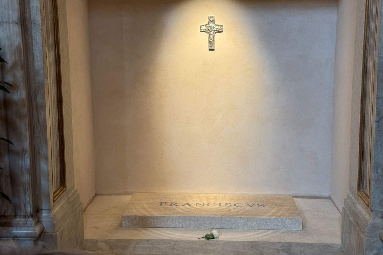 La lápida del papa Francesc (EFE) La lápida del papa Francesc (EFE)