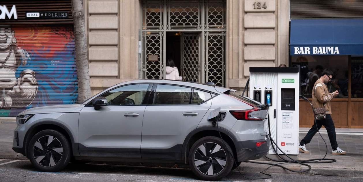 EuropaPress 6519625 coche cargandose punto carga publico coches electricos 14 febrero 2025