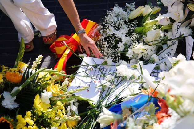 ELNACIONAL ofrena floral acvot la rambla atemtats ELNACIONAL ofrena floral acvot la rambla atemtats