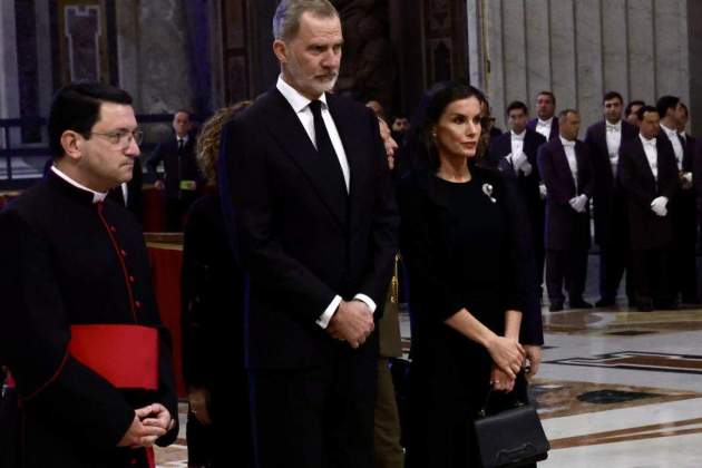 Felipe VI y Letizia en el funeral del Papa Felipe VI y Letizia en el funeral del Papa