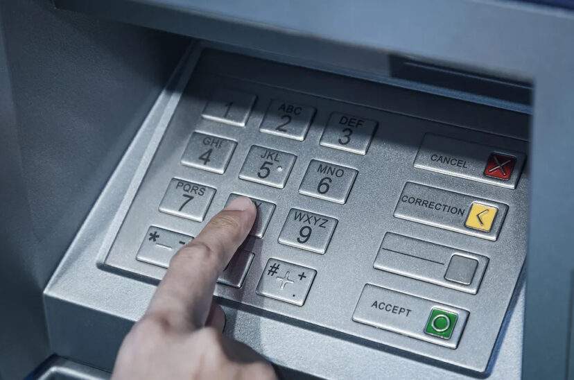 Los bancos han estado cobrando de forma ilegal por cuentas que sus clientes no usan