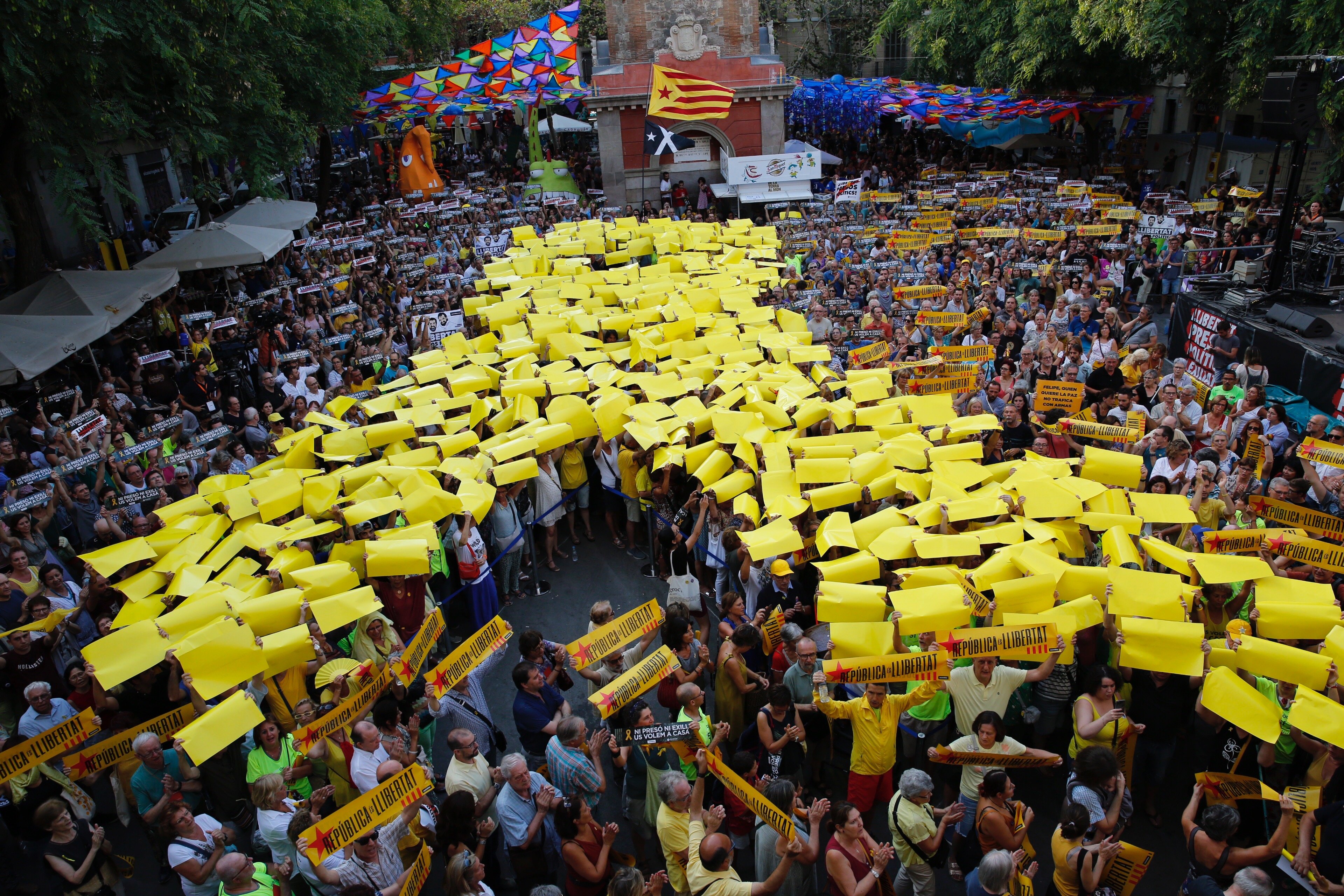 Un lazo amarillo humano recuerda los 10 meses del encarcelamiento de los 'Jordis'