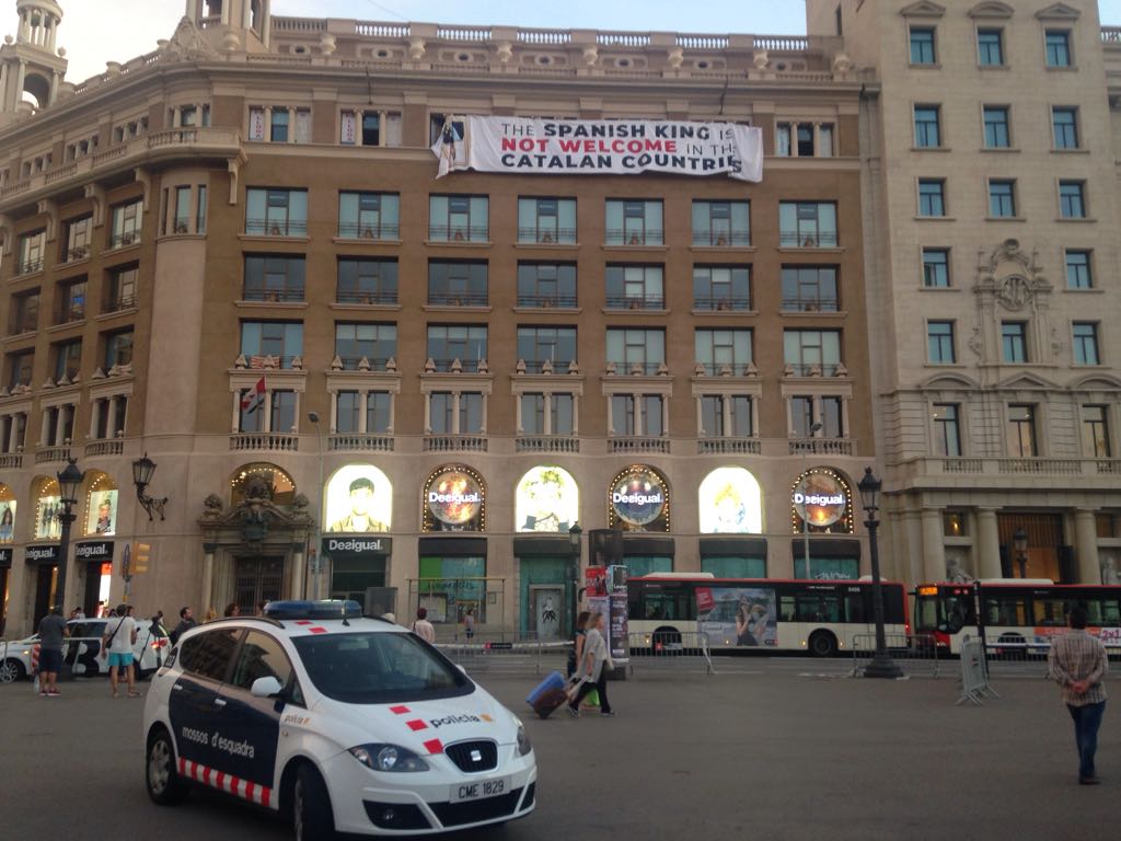 El gobierno español pide a los Mossos por qué no retiraron la pancarta contra el Rey
