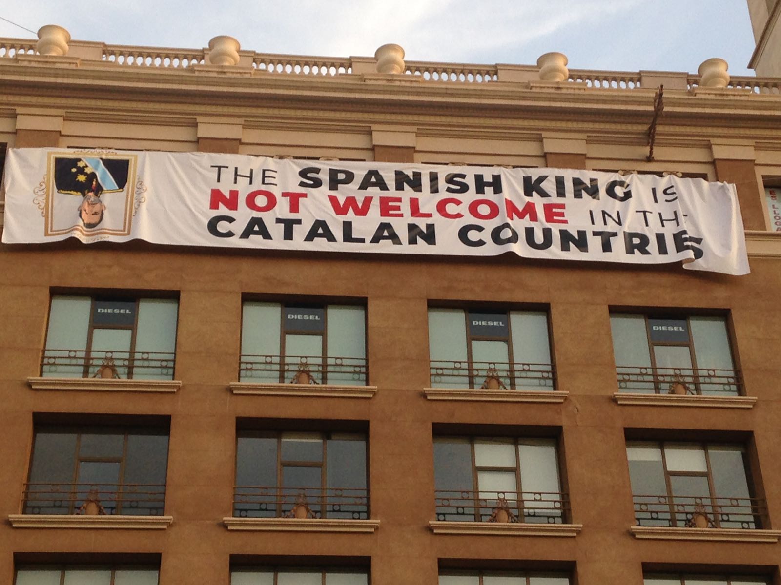 ¿Los Mossos debían retirar la pancarta contra el Rey?