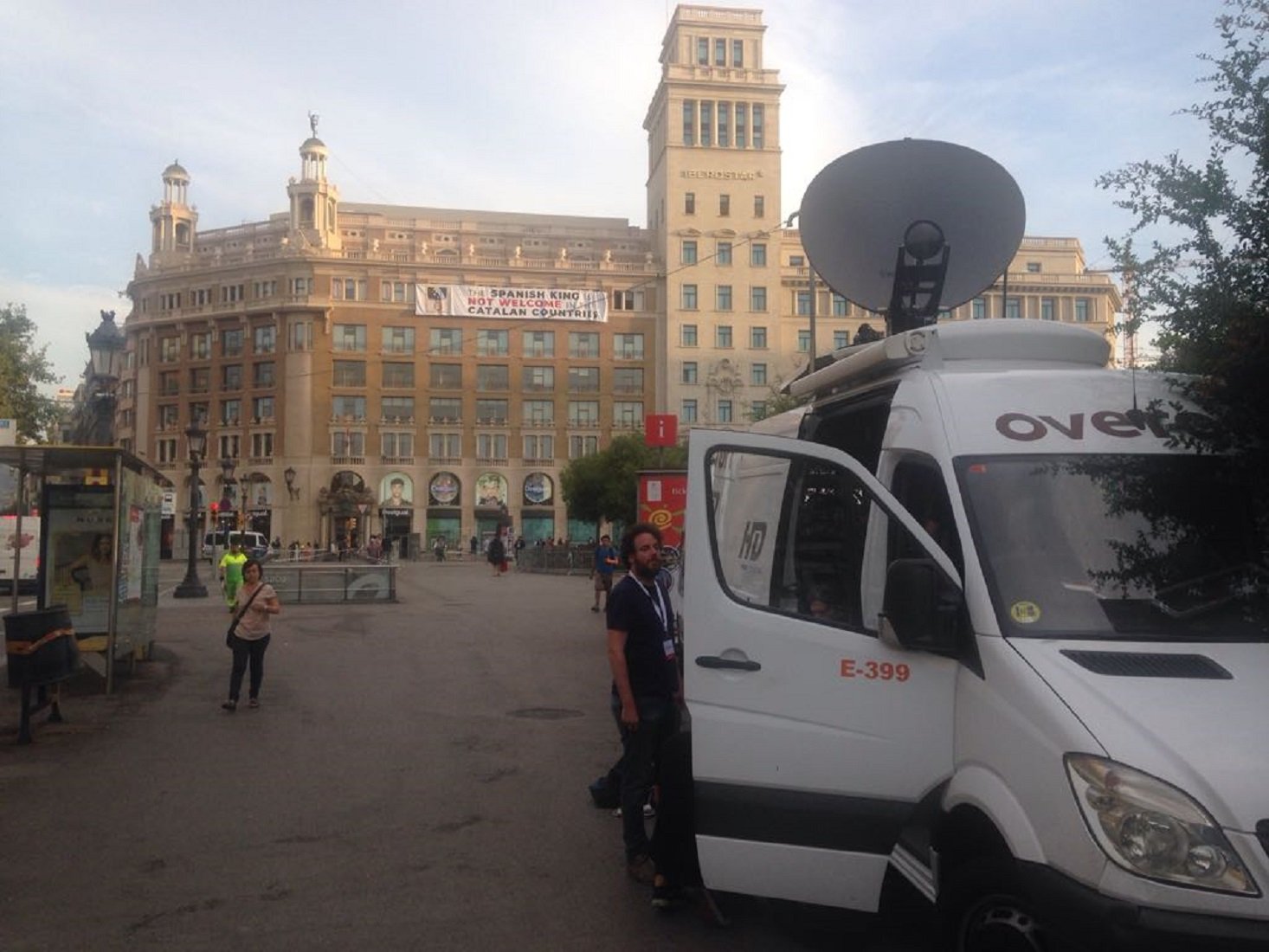 La pancarta contra el Rey vuelve a lucir en la plaça Catalunya