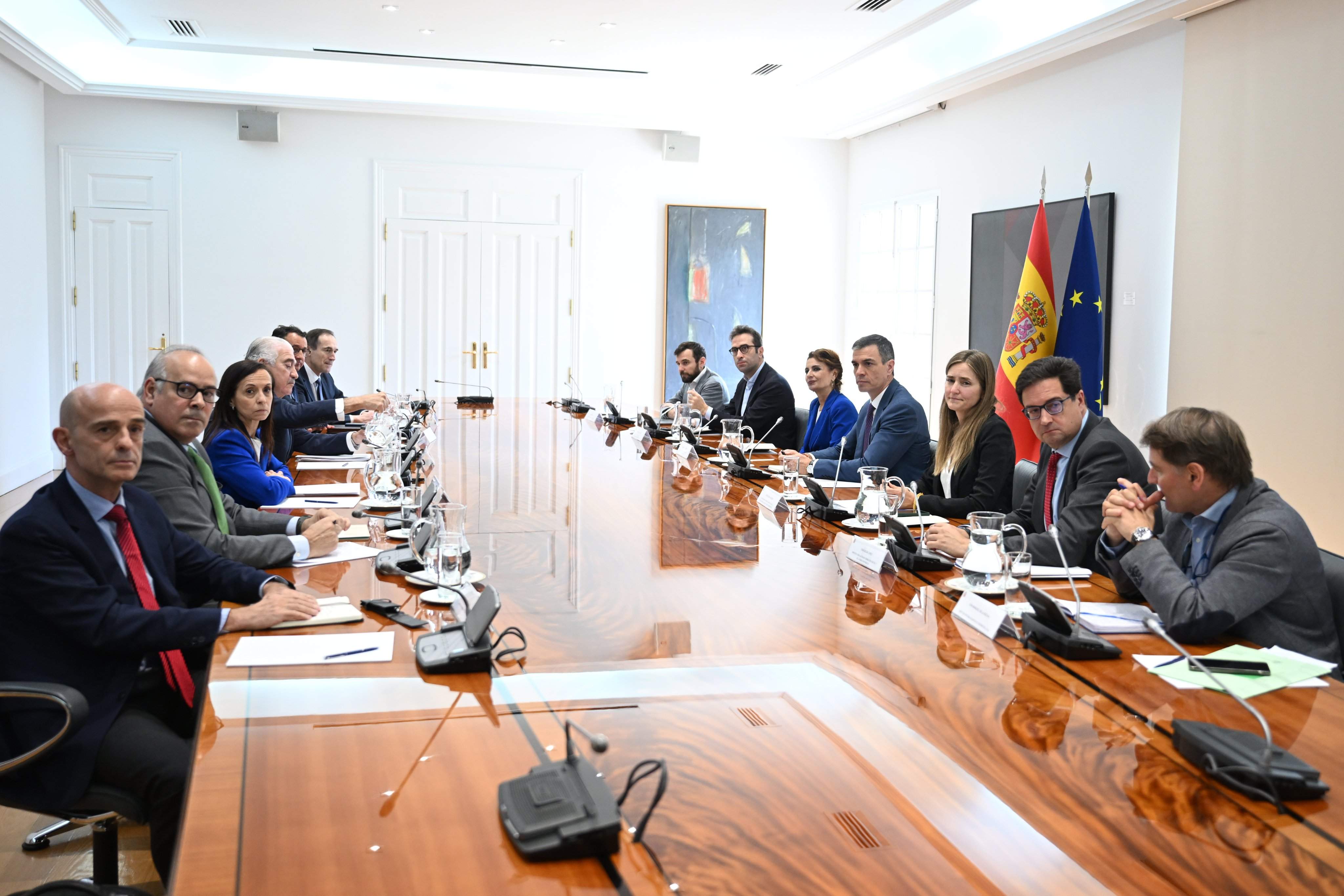Sánchez reúne a las eléctricas en la Moncloa y les pide "colaboración" para investigar el apagón