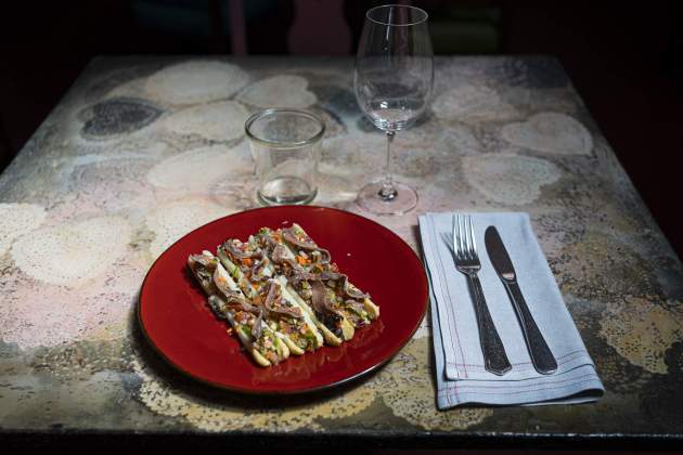 3 platos Ada Parellada con espárragos / Foto: Irene Vilà Capafons 3 platos Ada Parellada con espárragos / Foto: Irene Vilà Capafons