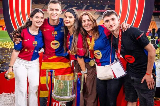 Marc Casadó, novia con su familia / Instagram Marc Casadó, novia con su familia / Instagram