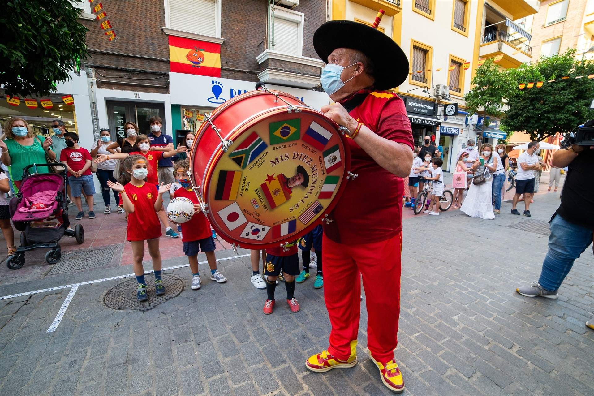 Mor Manolo 'el del Bombo', mític aficionat de la selecció espanyola, als 76 anys